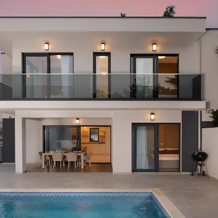 Palm Bay 1, Heated Pool - 5 M From The Sea